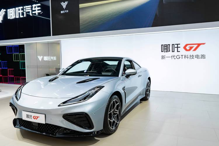 深圳71哪吒汽车在智能汽车领域的表现，领途汽车在新能源汽车市场中的影响力